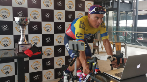 Jonathan Caicedo corriendo el Giro de Rigo en el Centro Comercial Iñaquito, este domingo 15 de noviembre de 2020.