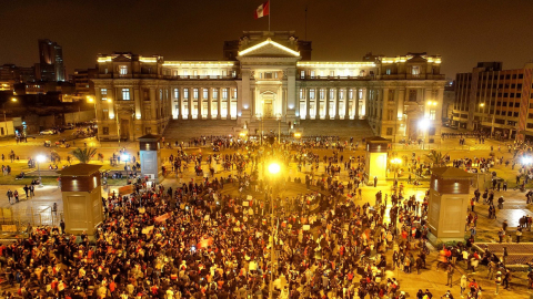 Manifestantes participan en una multitudinaria marcha de protesta contra el nuevo gobierno del presidente Manuel Merino en Lima, el 14 de noviembre de 2020.