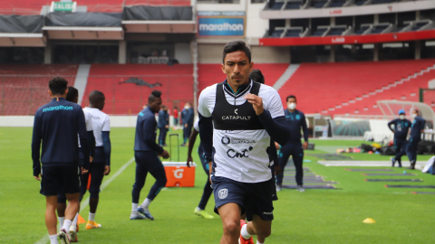 El futbolista ecuatoriano, Ángel Mena, durante un entrenamiento en el estadio Rodrigo Paz Delgado, el domingo 15 de noviembre de 2020.