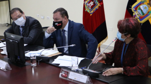 El director del ECU 911, Juan Zapata (centro), durante una reunión del COE nacional, el 16 de noviembre de 2020.