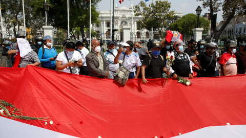 Manifestantes peruanos frente al Congreso mientras el legislador Francisco Sagasti era elegido como presidente interino del país, en Lima. Foto del 16 de noviembre de 2020. 