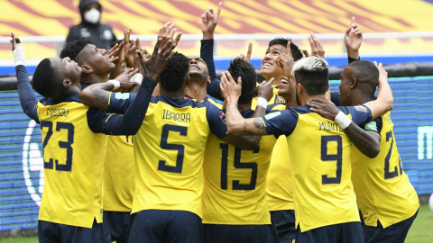 Los jugadores de Ecuador celebran uno de los goles en la victoria ante Colombia, el martes 17 de noviembre de 2020.