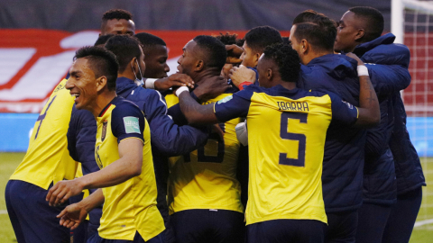 Los jugadores de la selección ecuatoriana celebran uno de los goles ante Colombia, el martes 17 de noviembre de 2020, en el estadio Rodrigo Paz Delgado.