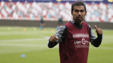 Junior Sornoza, antes del partido ante Orense por LigaPro, en el estadio Rodrigo Paz Delgado, el viernes 6 de noviembre de 2020.