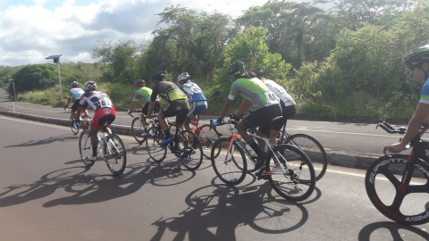 Una parte de los ciclistas, durante la segunda edición del Tour de Galápagos, en 2018.