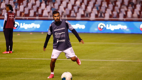 Junior Sornoza en el calentamiento previo al encuentro de LigaPro contra Emelec, el martes 17 de noviembre de 2020.