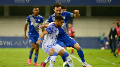 Los jugadores de Emelec y Delfín disputan una pelota en el encuentro por la fecha 9 del torneo local, el domingo 22 de noviembre de 2020.