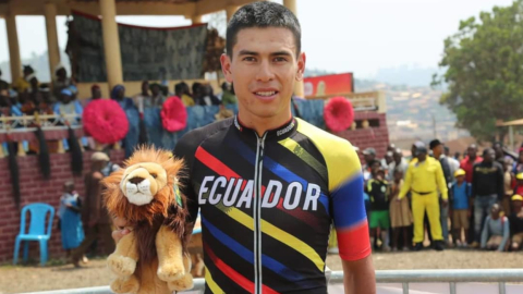 Benjamín Quinteros corre la Vuelta al Ecuador con la camiseta de la selección ecuatoriana.