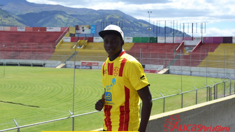 El lateral derecho, Jhon Jairo Espinoza, en el estadio Chillogallo tras su presentación con Aucas.