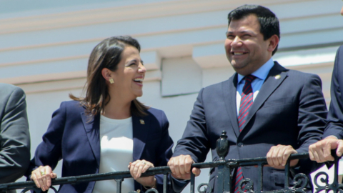 La ministra de Gobierno, María Paula Romo, y el presidente del Legislativo, César Litardo, en el cambio de guardia del 2 de diciembre de 2019, en Carondelet.