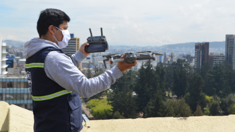 Una persona con un drone en Ecuador, en 2020. 