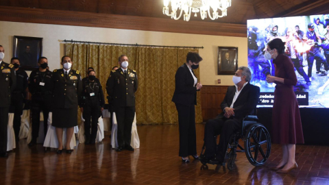 La ministra de Gobierno, María Paula Romo; el presidente Lenín Moreno, y la vicepresidenta, María Alejandra Muñoz, minutos antes de que inicie el juicio político contra Romo, el 24 de noviembre de 2020.