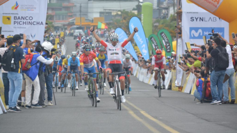 Byron Guamá celebra su victoria en la Etapa 2 de la Vuelta al Ecuador, el martes24 de noviembre de 2020.