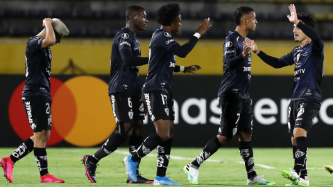 Los futbolistas de Independiente del Valle festejan un gol ante Barcelona, por Copa Libertadores, el 21 de octubre de 2020.