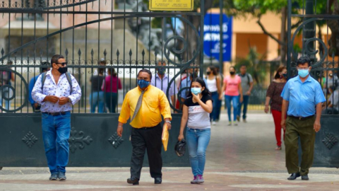 Personas caminan en las calles de Guayaquil, el 24 de noviembre de 2020 durante la emergencia sanitaria por el Covid-19.