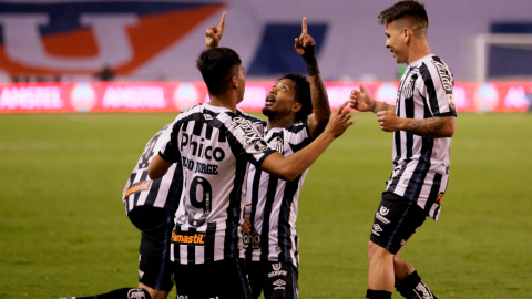 Los jugadores del Santos de Brasil celebran uno de los goles anotados en el estadio Rodrigo Paz Delgado, en el partido de ida por los octavos de la Libertadores, el martes 24 de noviembre de 2020.