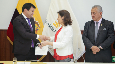 El presidente de la Asamblea, César Litardo, junto a la entonces ministra de Gobierno, María Paula Romo, el 30 de julio de 2019 durante la entrega de las reformas a la Ley de Movilidad Humana.