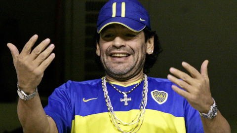 Diego Maradona durante un partido de Boca Juniors y Arsenal en el estadio La Bombonera de Buenos Aires, el 16 de 
Abril de 2006.