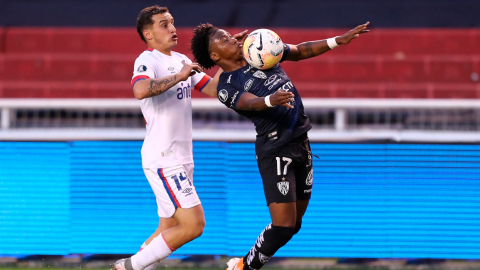 Angelo Preciado de Independiente disputa el balón con Joaquín Trasante, de Nacional, durante el partido de ida por los octavos de final de la Copa Libertadores.