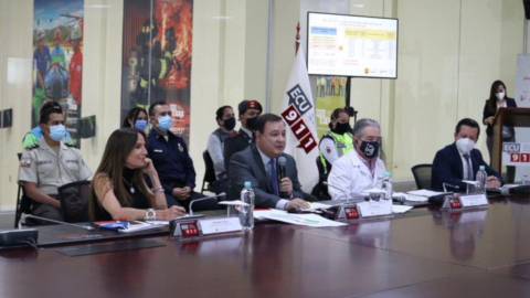 Juan Zapata (c), director del ECU-911, junto a la secretaria de Comunicación, Caridad Vela y el ministro de Salud, Juan Carlos Zevallos, durante una rueda de prensa en el ECU-911 en Quito, el 25 de noviembre de 2020.