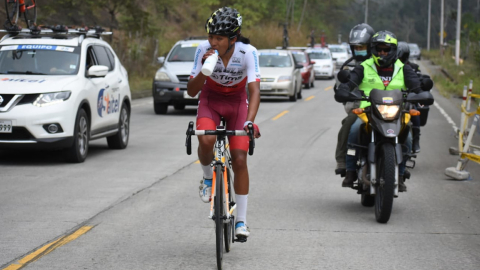 El ciclista Elvis Cotacachi en su participación de la edición 35 de la Vuelta al Ecuador.