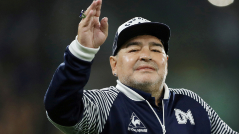 Diego Maradona con su anillo valorado en 300.000 euros, en su mano derecha. 