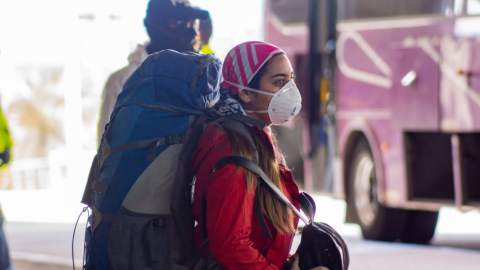 Imagen referencial. Una mujer con una mochila en Ecuador, en abril de 2020. 