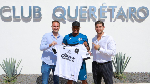 Antonio Valencia en las instalaciones del Club Querétaro, con la camiseta de los Gallos Blancos del Querétaro, este viernes 27 de noviembre de 2020.