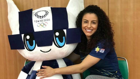 La karateca ecuatoriana, Jacqueline Factos, junto a una de las mascotas de Tokio 2021.