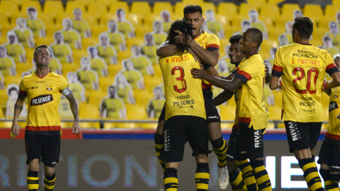 Cristian Colmán y Williams Riveros celebran el primer gol de Barcelona frente a Maracá por la Fecha 10 de la LigaPro.