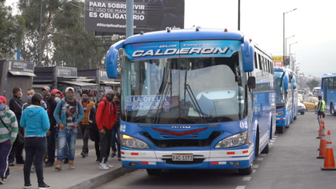 Personas esperan un bus en el sector de Carapungo, en el norte de Quito, el 12 de noviembre de 2020.