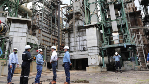 Personal de Petroecuador durante una visita técnica a la Refinería de Esmeraldas, en marzo de 2019.