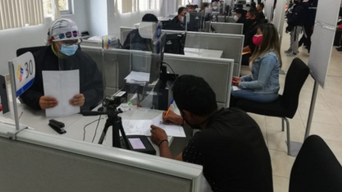 Usuarios en el proceso de obtención de la licencia de conducir en las oficinas de la ANT en Quito, el 1 de diciembre de 2020.