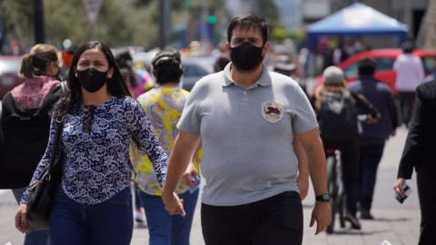 Personas caminan por las calles de Quito, el miércoles 25 de noviembre de 2020.