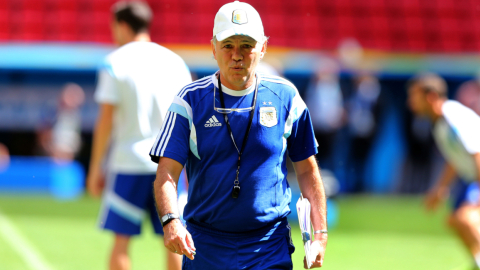 El entrenador Alejandro Sabella dirige una práctica de Argentina, el viernes 4 de julio de 2014, en el Estadio Nacional de Brasilia (Brasil).