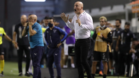 El entrenador Pablo Repetto en el partido de los octavos de final de la Copa Libertadores entre Santos y Liga de Quito en el estadio Vila Belmiro en Santos (Brasil), el martes 1 de diciembre de 2020.