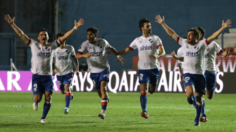 Los jugadores de Nacional festejan la victoria por penales ante Independiente del Valle, el miércoles 2 de diciembre de 2020.