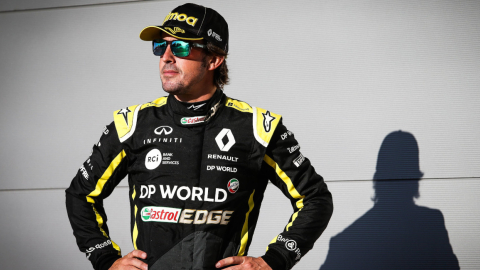 El español Fernando Alonso posa con el uniforme del Renault de la F1.