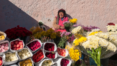 Una mujer sonríe mientras vende rosas en el mercado América, en el centro de Quito, el 11 de abril de 2014.