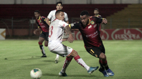 Los jugadores de Deportivo Cuenca y Mushuc Runa disputan un balón en el estadio Alejandro Serrano Aguilar, por la Fecha 11 de la LigaPro.