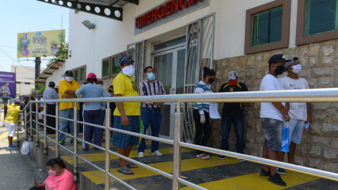 Personas con tapabocas esperan afuera del Hospital de Infectología José Daniel Rodriguez, en Guayaquil, el 3 de abril de 2020.