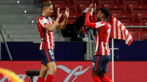 Marcos Llorente (i) celebra con su compañero Thomas Lemar el segundo gol del Atlético Madrid ante el Valladolid durante el partido de La Liga que se disputó el sábado 5 de diciembre de 2020 en el estadio Wanda Metropolitano.