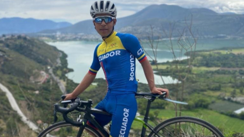 Richard Huera tiene 21 años y corrió la Vuelta al Ecuador 2020 con la camiseta de la selección ecuatoriana. 