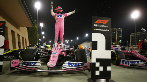 El mexicano 'Checo' Pérez festeja su triunfo en el Gran Premio de Sakhir, el domingo 6 de diciembre de 2020.