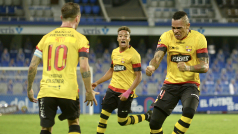 Jonathan Álvez celebra con Damián Díaz el gol en el estadio Capwell, el domingo 6 de diciembre de 2020.