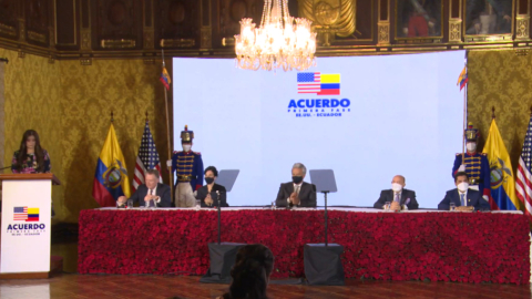 Firma del acuerdo de primera fase entre Estados Unidos y Ecuador en el Palacio de Carondelet, el 8 de diciembre de 2020. 