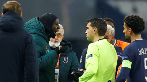 Achille Webo, miembro del cuerpo técnico del Estambul, habla con el árbitro del partido ante el PSG, el martes 8 de diciembre de 2020.