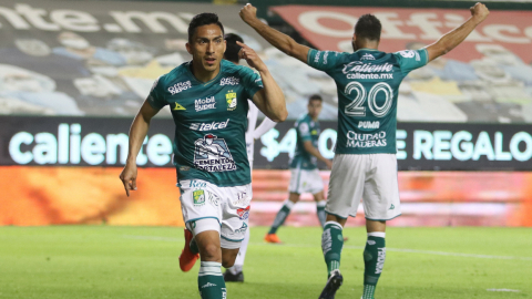 Ángel Mena festeja después de anotar ante Puebla durante el juego de vuelta de los cuartos de final del torneo mexicano, celebrado el 28 de noviembre de 2020 en el estadio Nou Camp, en la ciudad de León en el estado de Guanajuato (México).