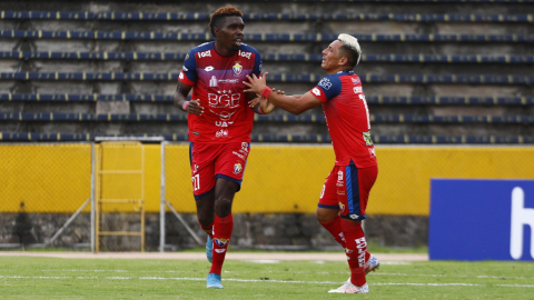 Los futbolistas de El Nacional, Michael Carcelén y Holger Matamoros, celebran uno de los goles ante Aucas, el miércoles 9 de diciembre de 2020.