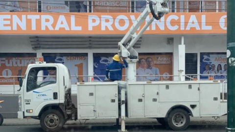 Un vehículo de CNEL fue usado para instalar una valla del partido Centro Democrático, en Manabí, el 10 de diciembre de 2020.